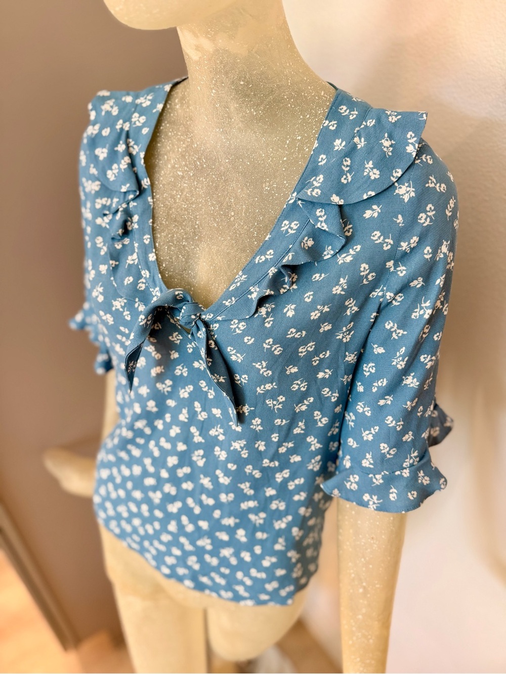 Sezane Pomme Blue and White Floral Tie-Front Ruffle Blouse. Size 34FR/2 US - Picture 4 of 11